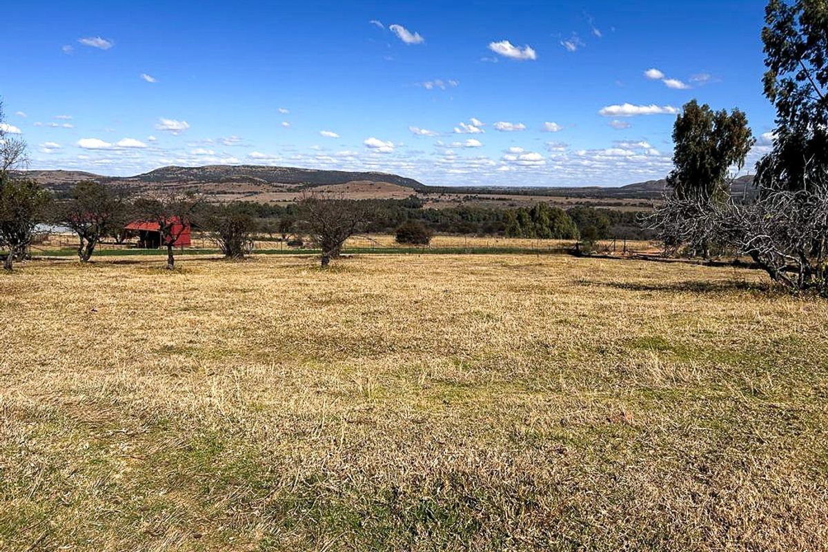 Farm with picturesque view - Photo 2