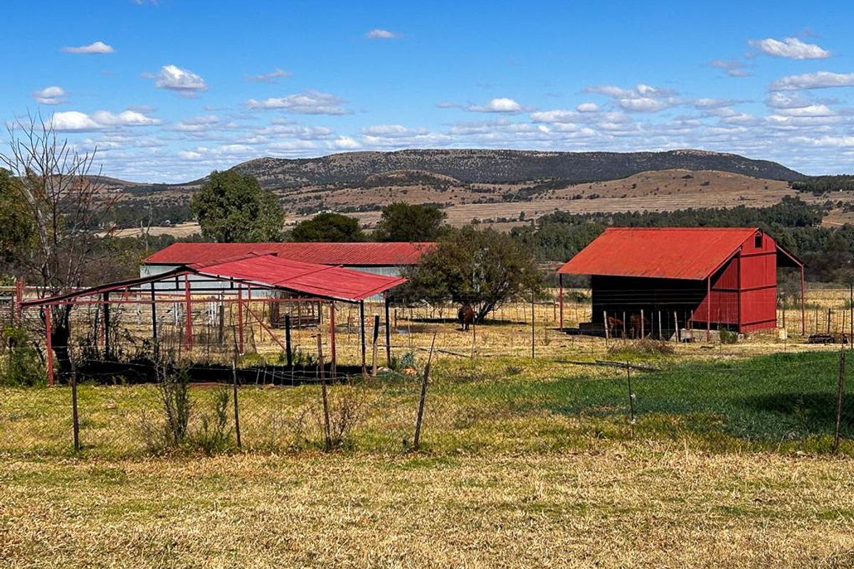 Farm with picturesque view - Photo 4