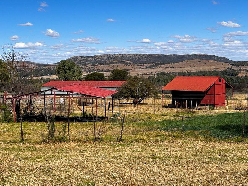 Farm with picturesque view - Photo 4