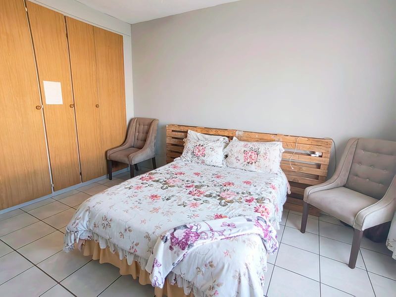 First Floor Apartment! - Photo 7