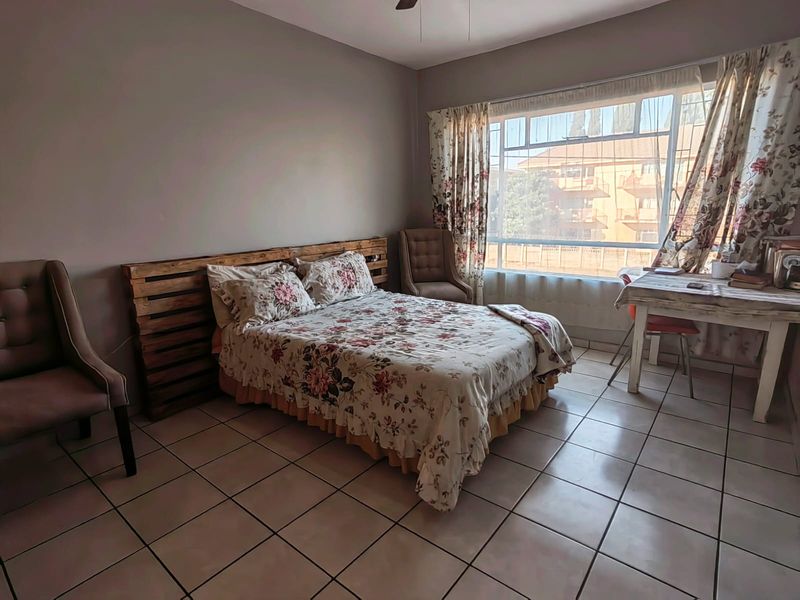 First Floor Apartment! - Photo 6