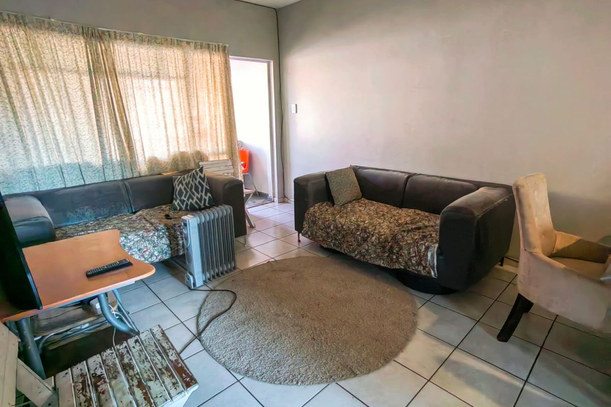 First Floor Apartment! - Photo 4