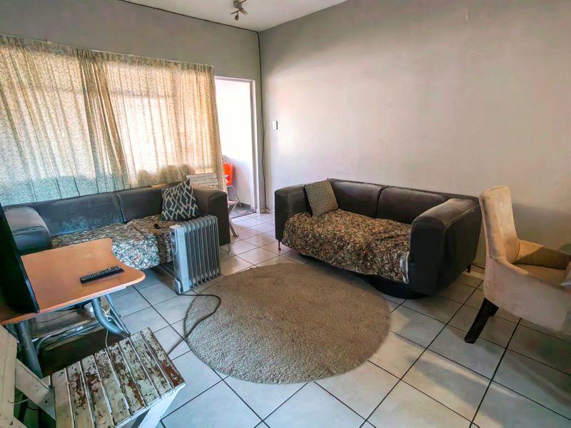 First Floor Apartment! - Photo 4