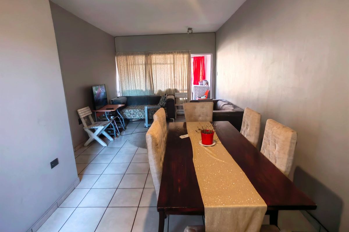 First Floor Apartment! - Photo 5