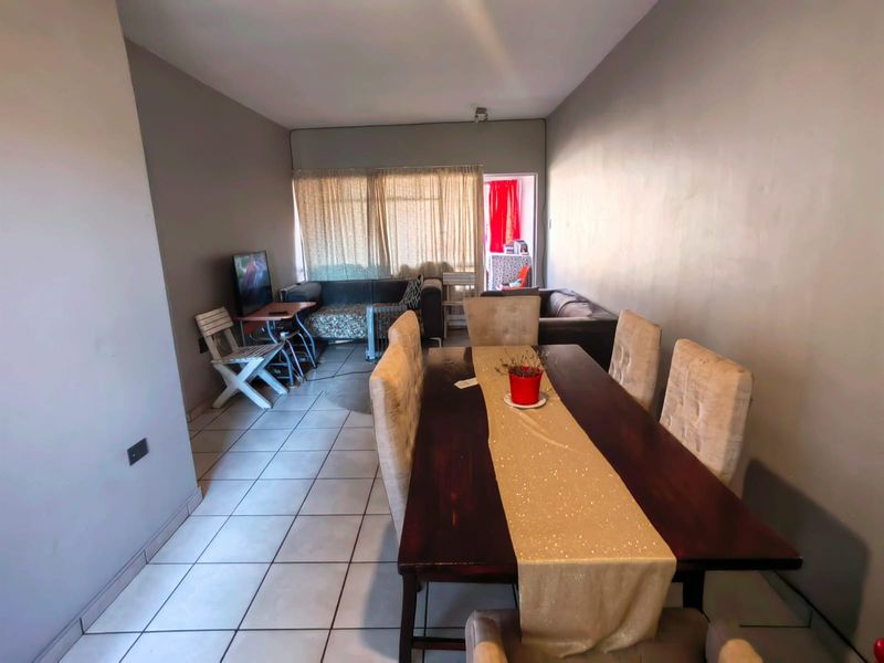 First Floor Apartment! - Photo 5
