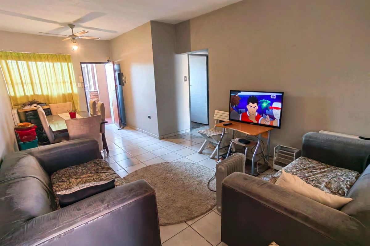 First Floor Apartment! - Photo 3