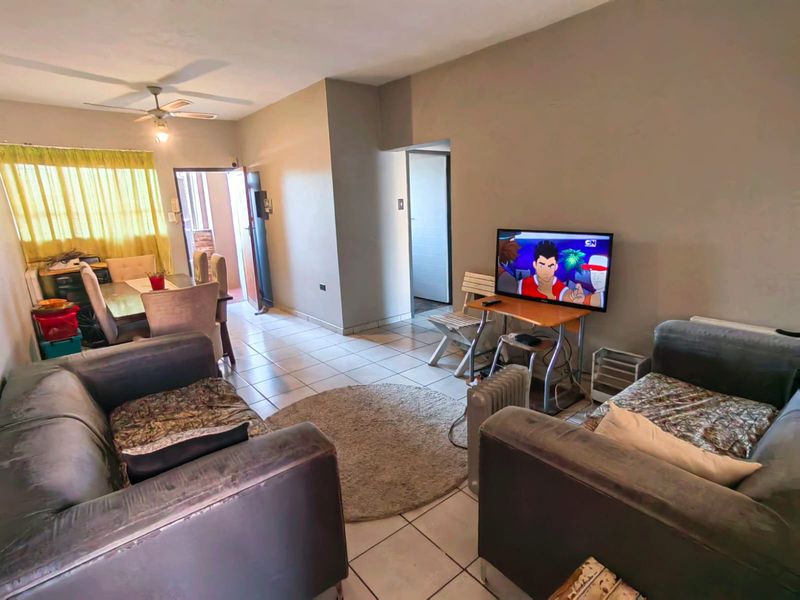 First Floor Apartment! - Photo 3