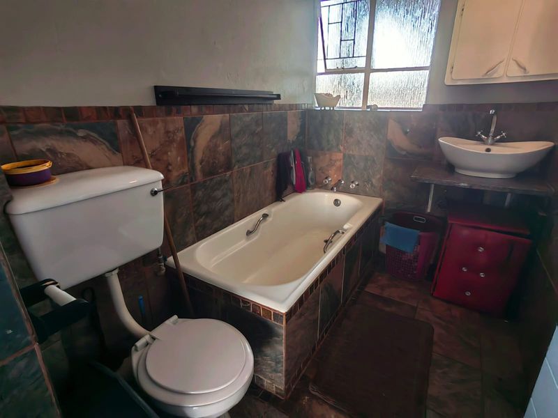 First Floor Apartment! - Photo 8