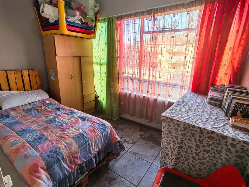 First Floor Apartment! - Photo 9