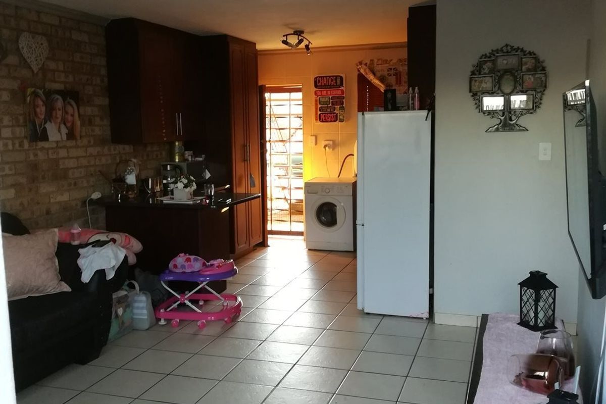 Modern Two-Bedroom Townhouse- Potchefstroom – For Sale - Photo 5