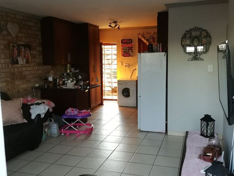 Modern Two-Bedroom Townhouse- Potchefstroom – For Sale - Photo 5