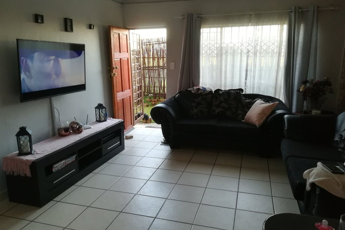 Modern Two-Bedroom Townhouse- Potchefstroom – For Sale - Photo 4