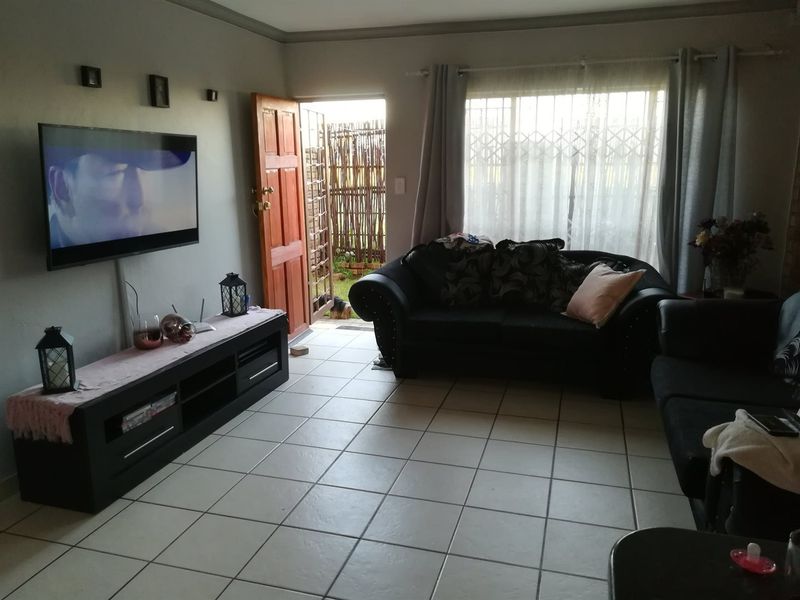 Modern Two-Bedroom Townhouse- Potchefstroom – For Sale - Photo 4