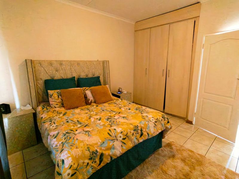 First Floor Apartment! - Photo 8