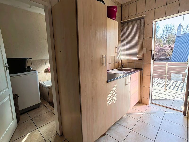First Floor Apartment! - Photo 7