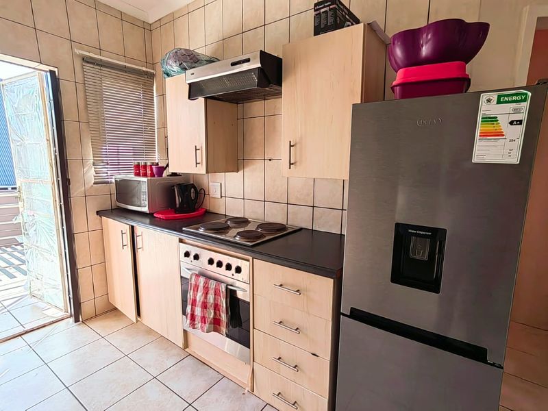First Floor Apartment! - Photo 6