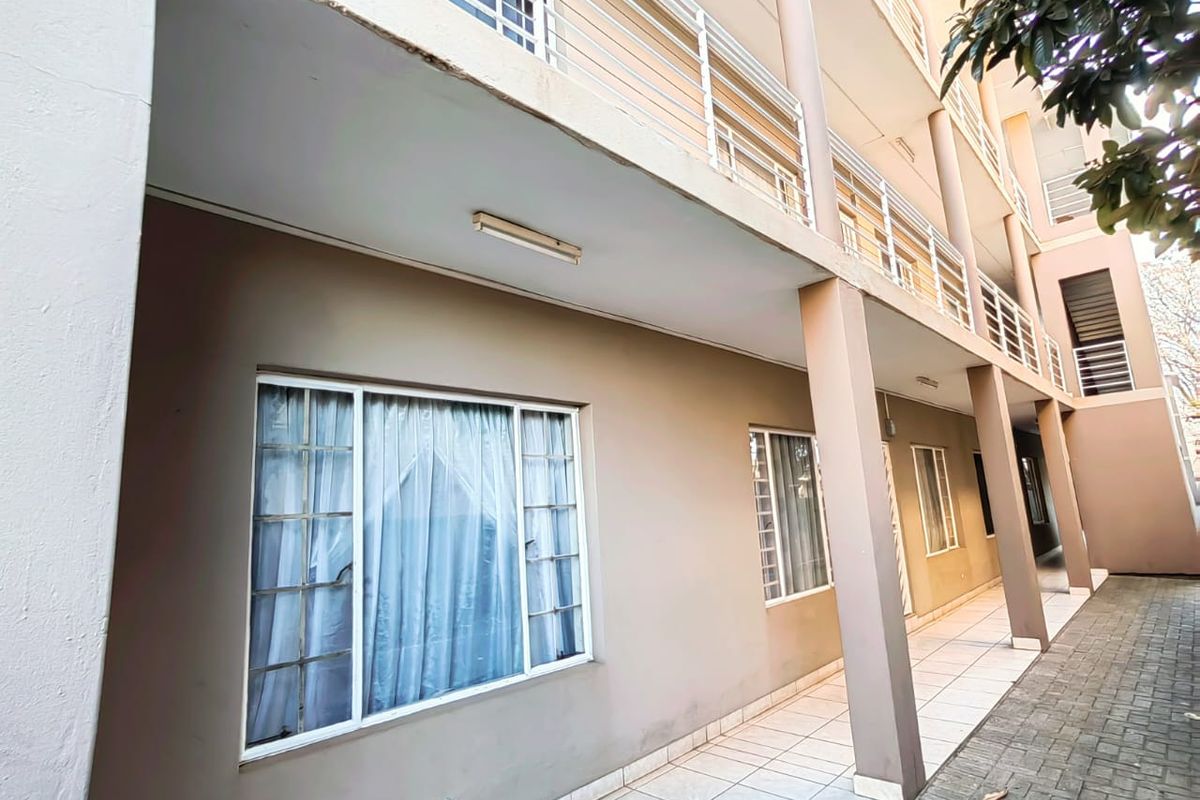First Floor Apartment! - Photo 2
