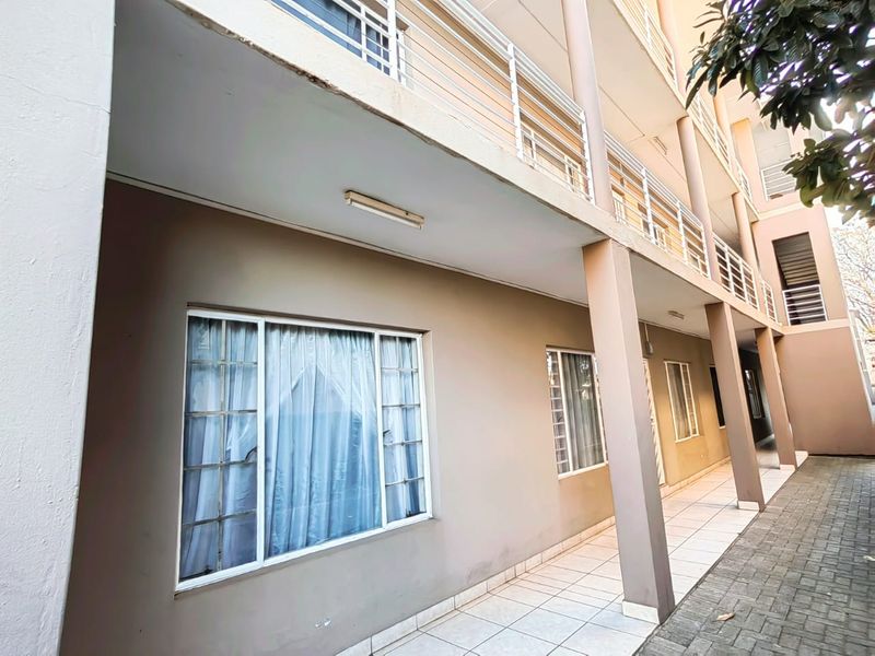 First Floor Apartment! - Photo 2
