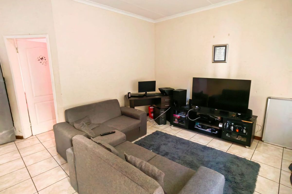 First Floor Apartment! - Photo 3