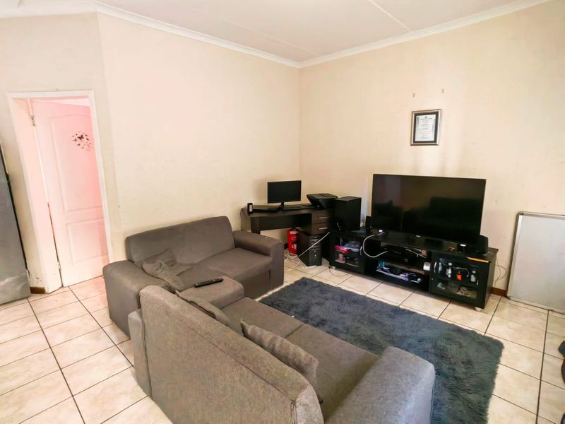First Floor Apartment! - Photo 3