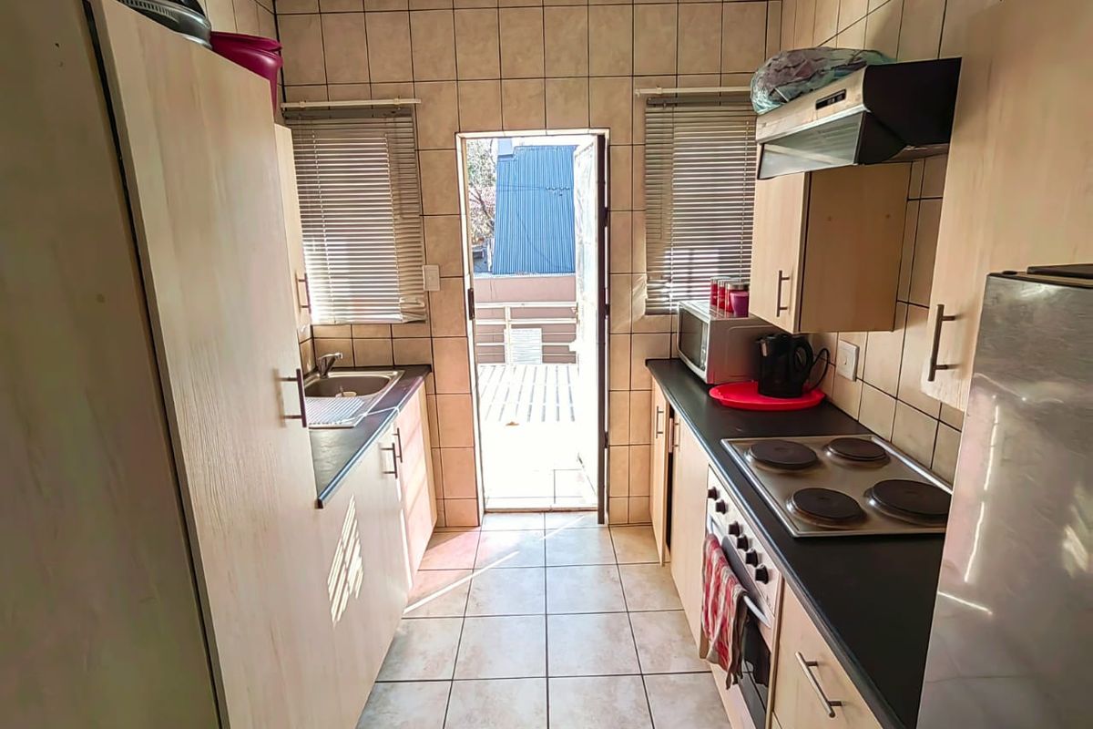 First Floor Apartment! - Photo 5
