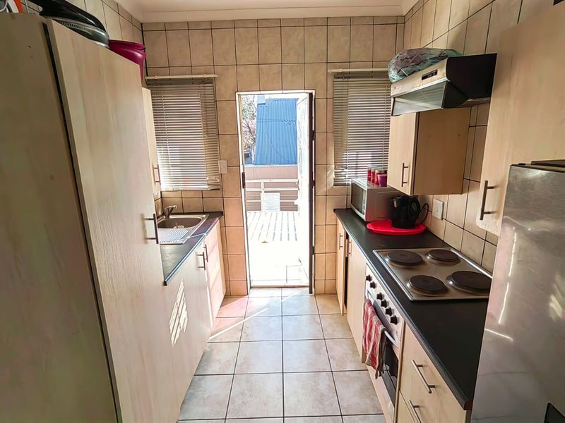 First Floor Apartment! - Photo 5