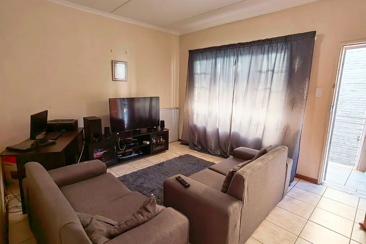 First Floor Apartment! - Photo 4