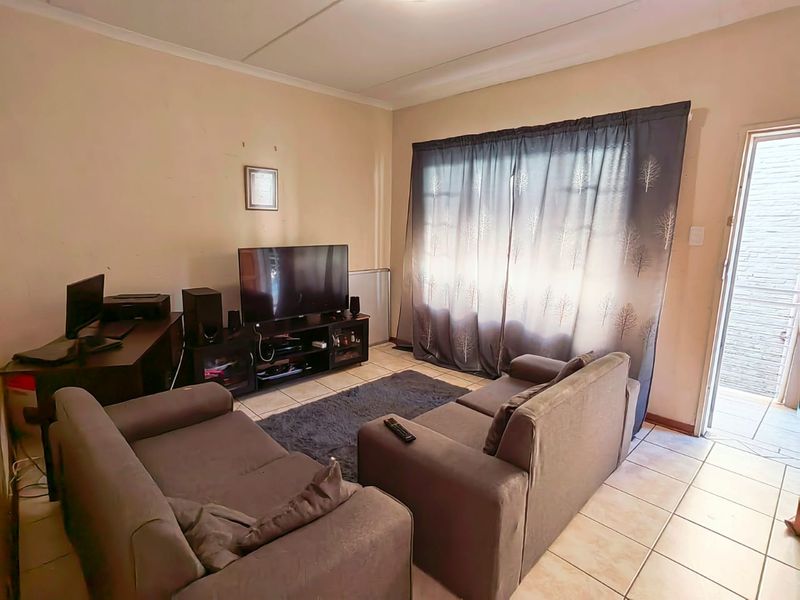 First Floor Apartment! - Photo 4