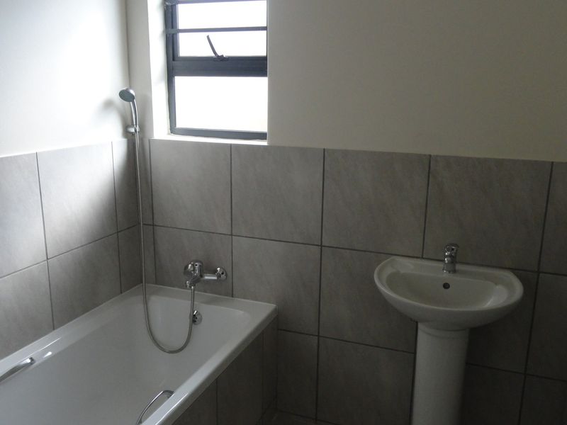 Neat and Secured Three- Bedroom Townhouse in a secured complex- For Sale - Potchefstroom - Photo 8