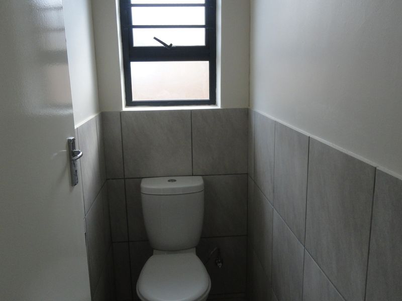 Neat and Secured Three- Bedroom Townhouse in a secured complex- For Sale - Potchefstroom - Photo 7