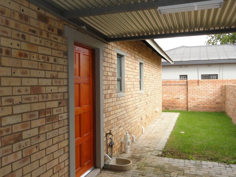 Neat and Secured Three- Bedroom Townhouse in a secured complex- For Sale - Potchefstroom - Photo 3