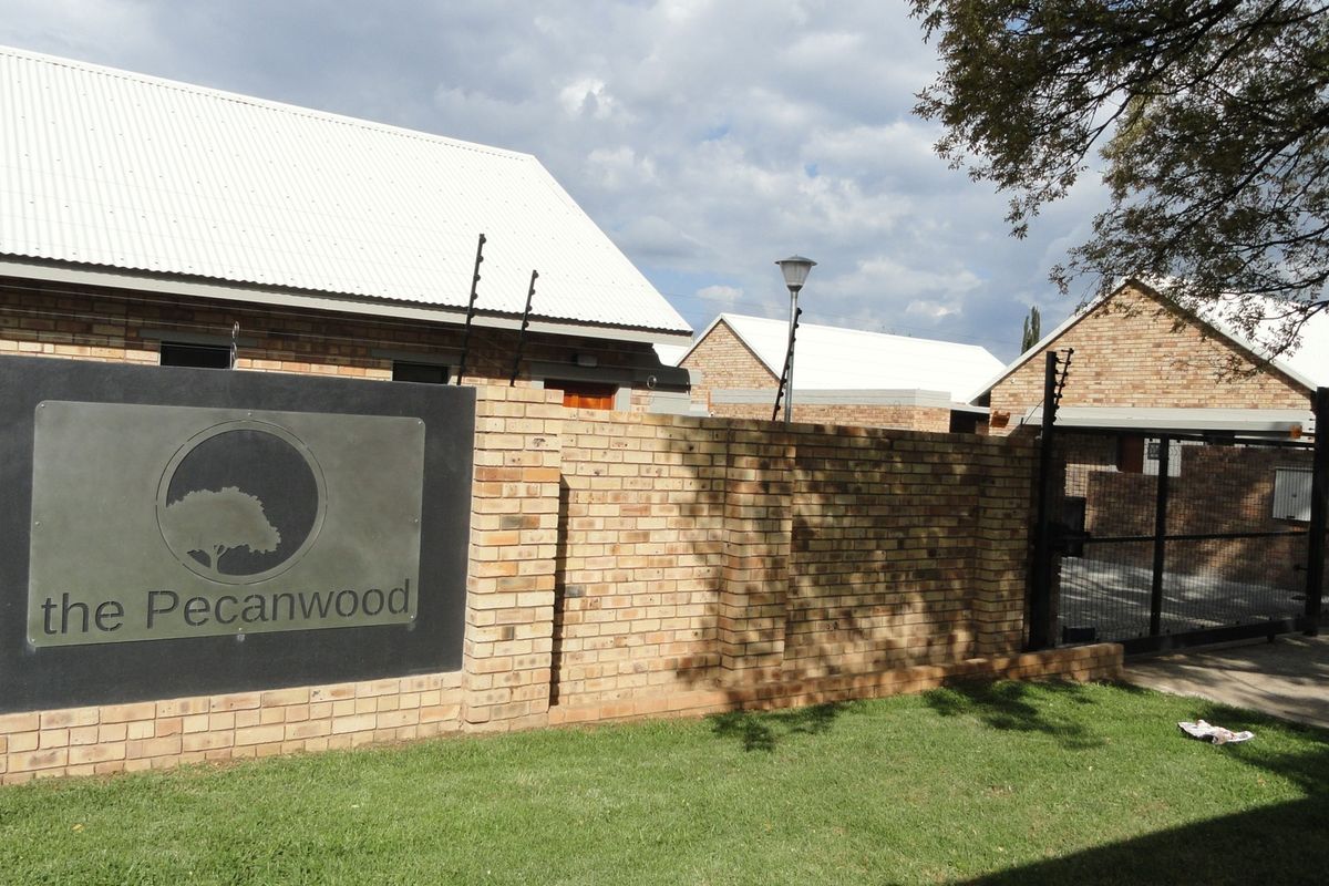 Neat and Secured Three- Bedroom Townhouse in a secured complex- For Sale - Potchefstroom - Photo 2