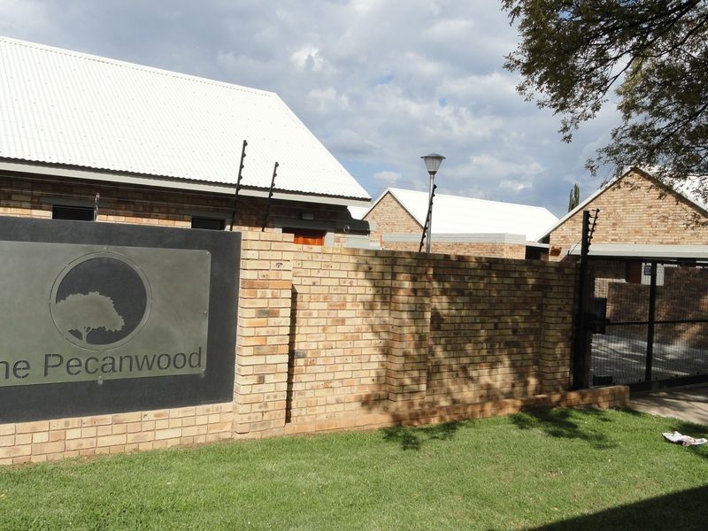 Neat and Secured Three- Bedroom Townhouse in a secured complex- For Sale - Potchefstroom - Photo 2