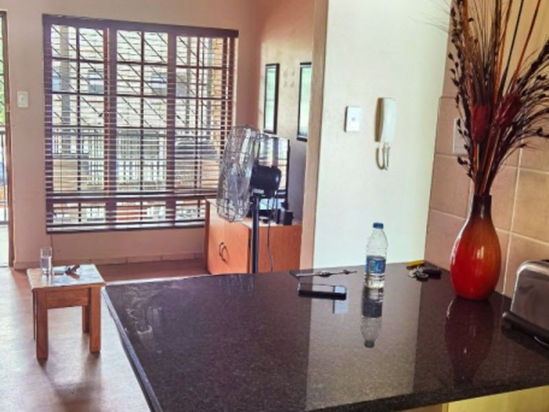 Spacious apartment - conveniently located - Photo 2