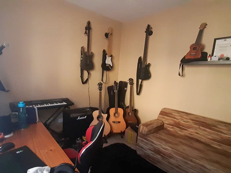 Experience the joys of living in this expansive apartment - Photo 9