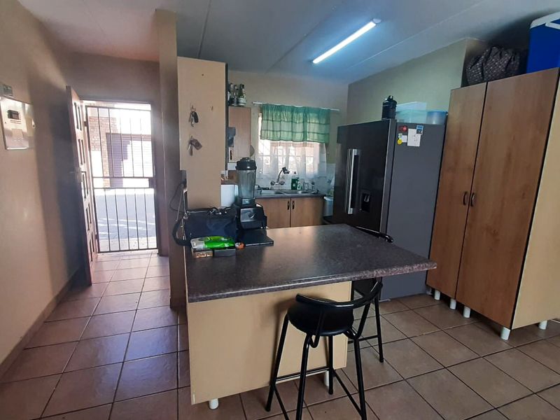 Experience the joys of living in this expansive apartment - Photo 8