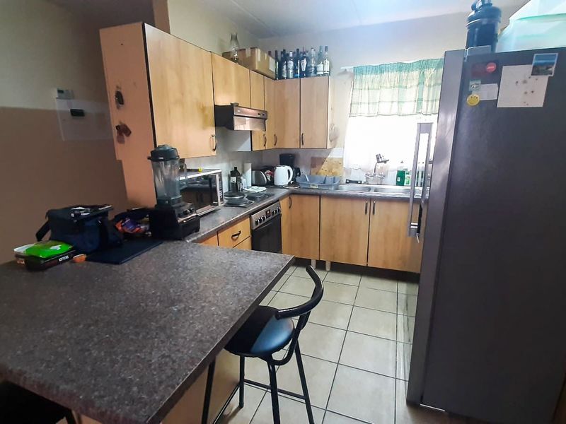 Experience the joys of living in this expansive apartment - Photo 7