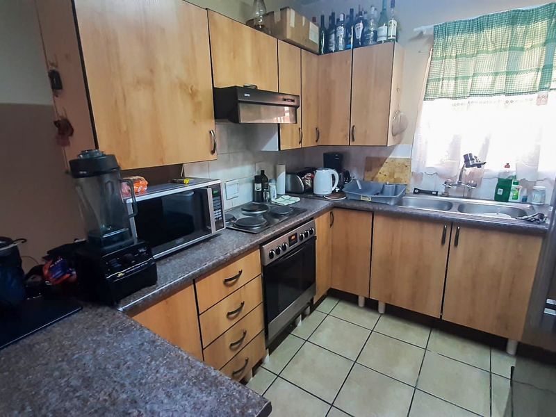 Experience the joys of living in this expansive apartment - Photo 5