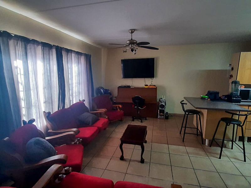 Experience the joys of living in this expansive apartment - Photo 4