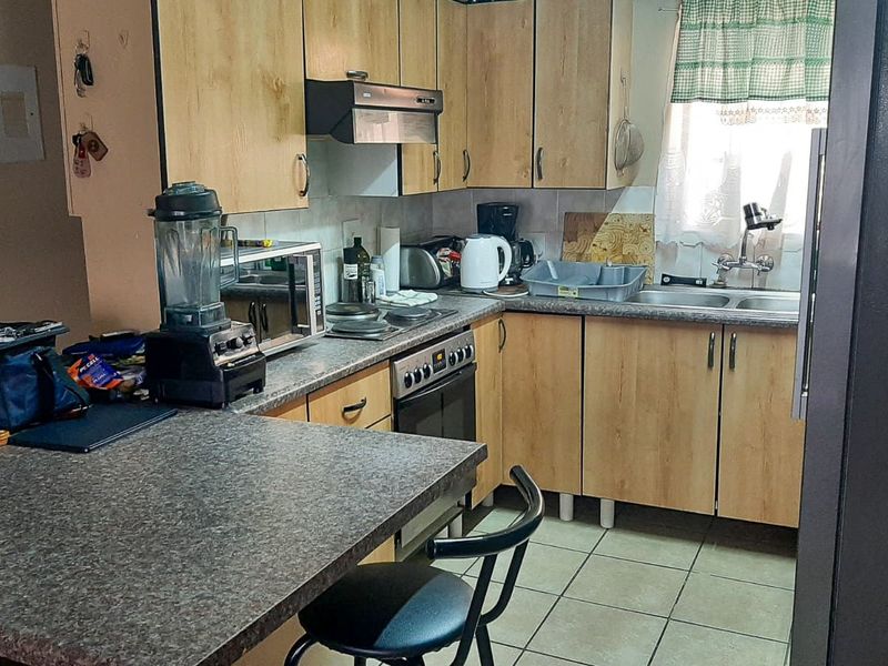 Experience the joys of living in this expansive apartment - Photo 6