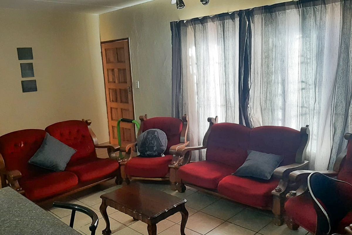 Experience the joys of living in this expansive apartment - Photo 2