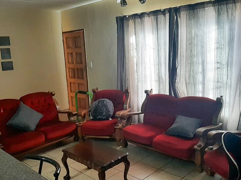 Experience the joys of living in this expansive apartment - Photo 2