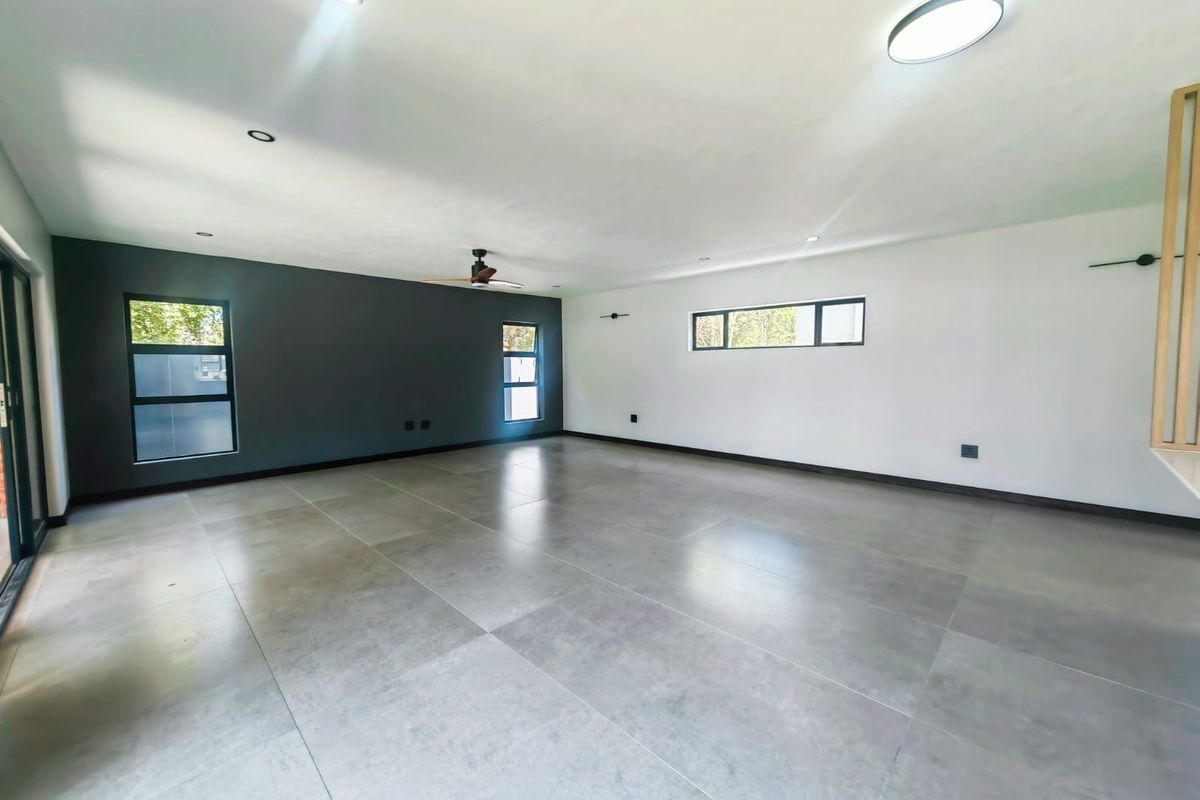 Immaculate Estate Living! - Photo 4