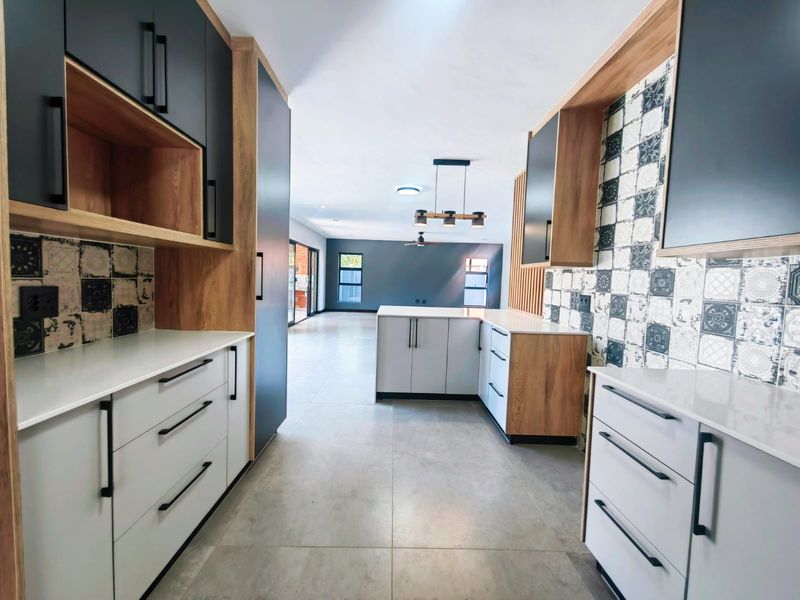 Immaculate Estate Living! - Photo 7