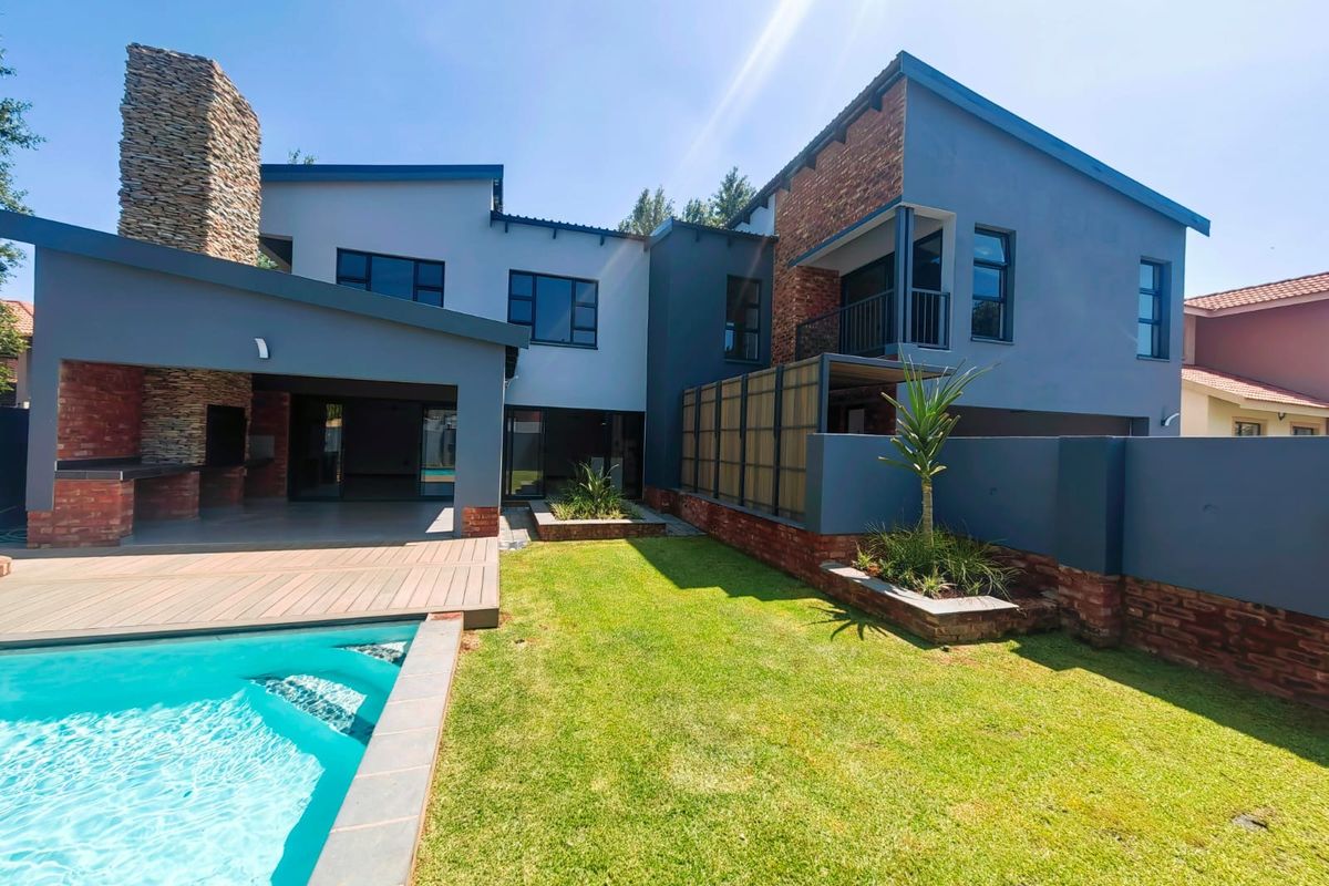 Immaculate Estate Living! - Photo 2