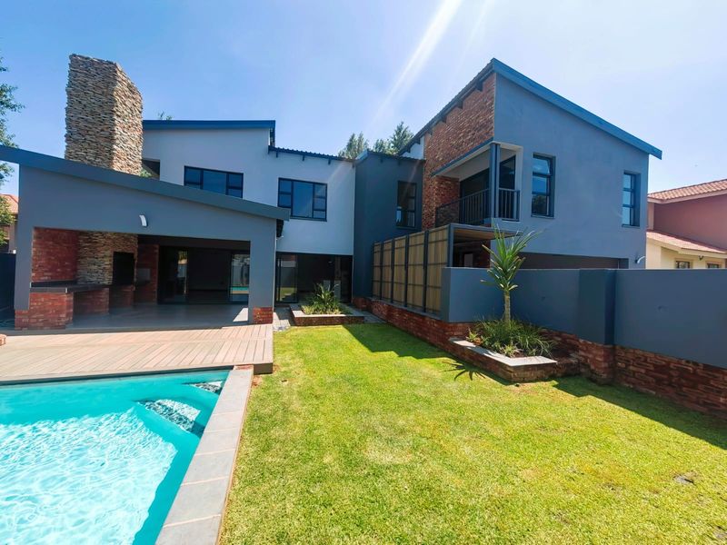 Immaculate Estate Living! - Photo 2