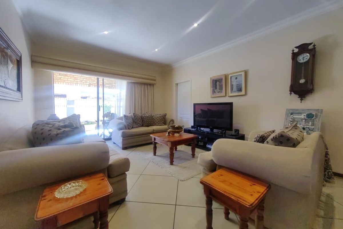 Spacious Townhouse in Grimbeeck Park! - Photo 5