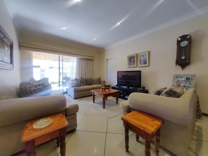 Spacious Townhouse in Grimbeeck Park! - Photo 5