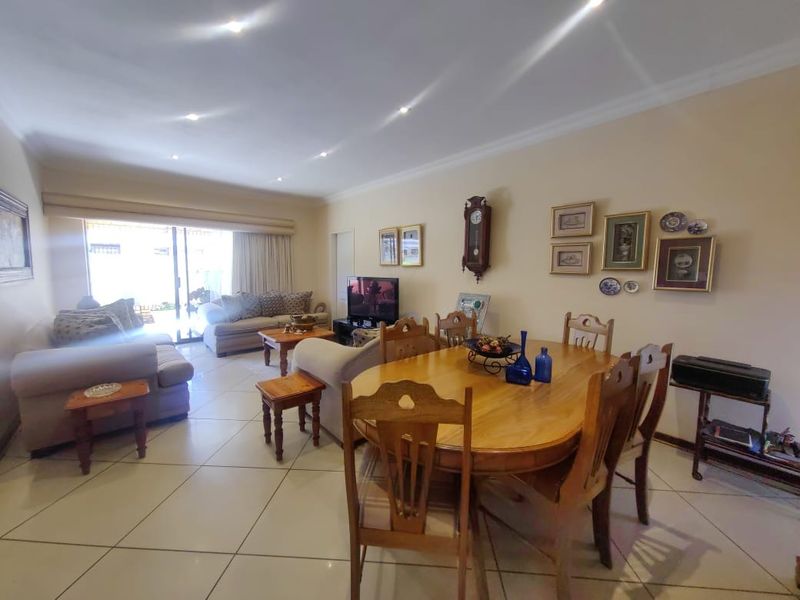 Spacious Townhouse in Grimbeeck Park! - Photo 6