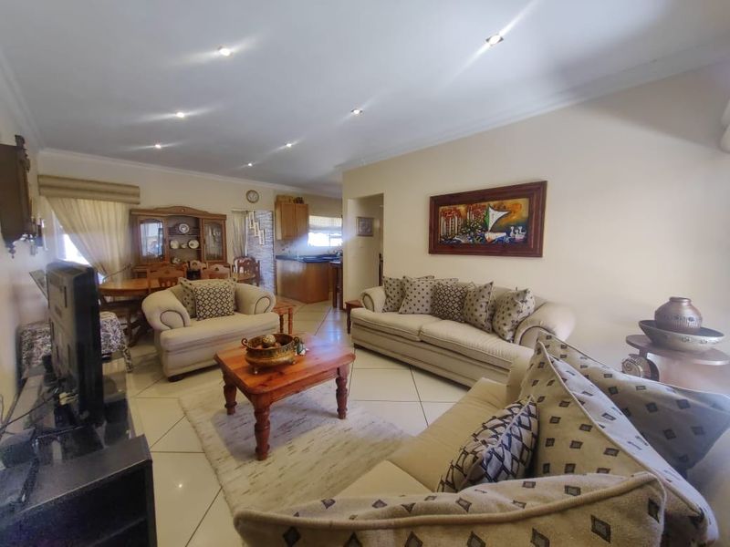 Spacious Townhouse in Grimbeeck Park! - Photo 4